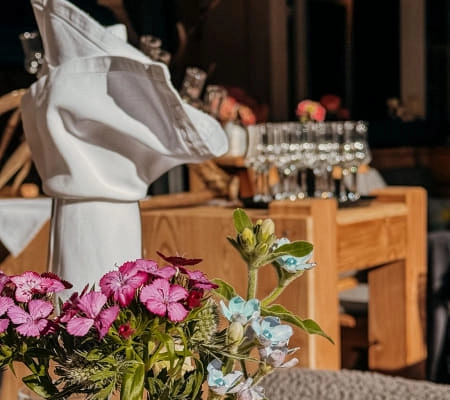 Tischdekoration mit Blumen in einem Restaurant