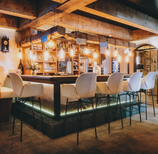 Gemütliche Bar mit Hockern und rustikalem Holzdesign