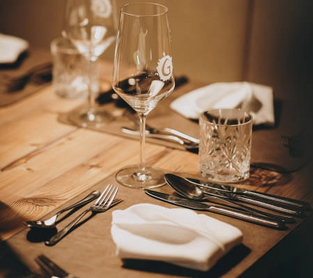 Tischgedeck mit Gläsern und Besteck im Restaurant Max Moritz