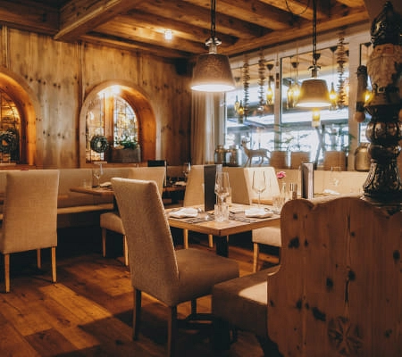 Eleganter Speisesaal im Restaurant Max Moritz mit Holzdekor und gemütlichen Sitzplätzen