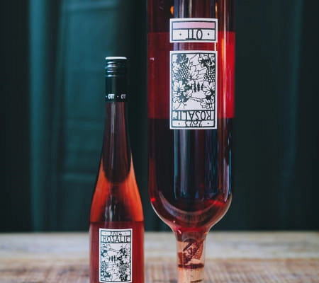 Zwei Flaschen Roséwein mit dekorativen Etiketten