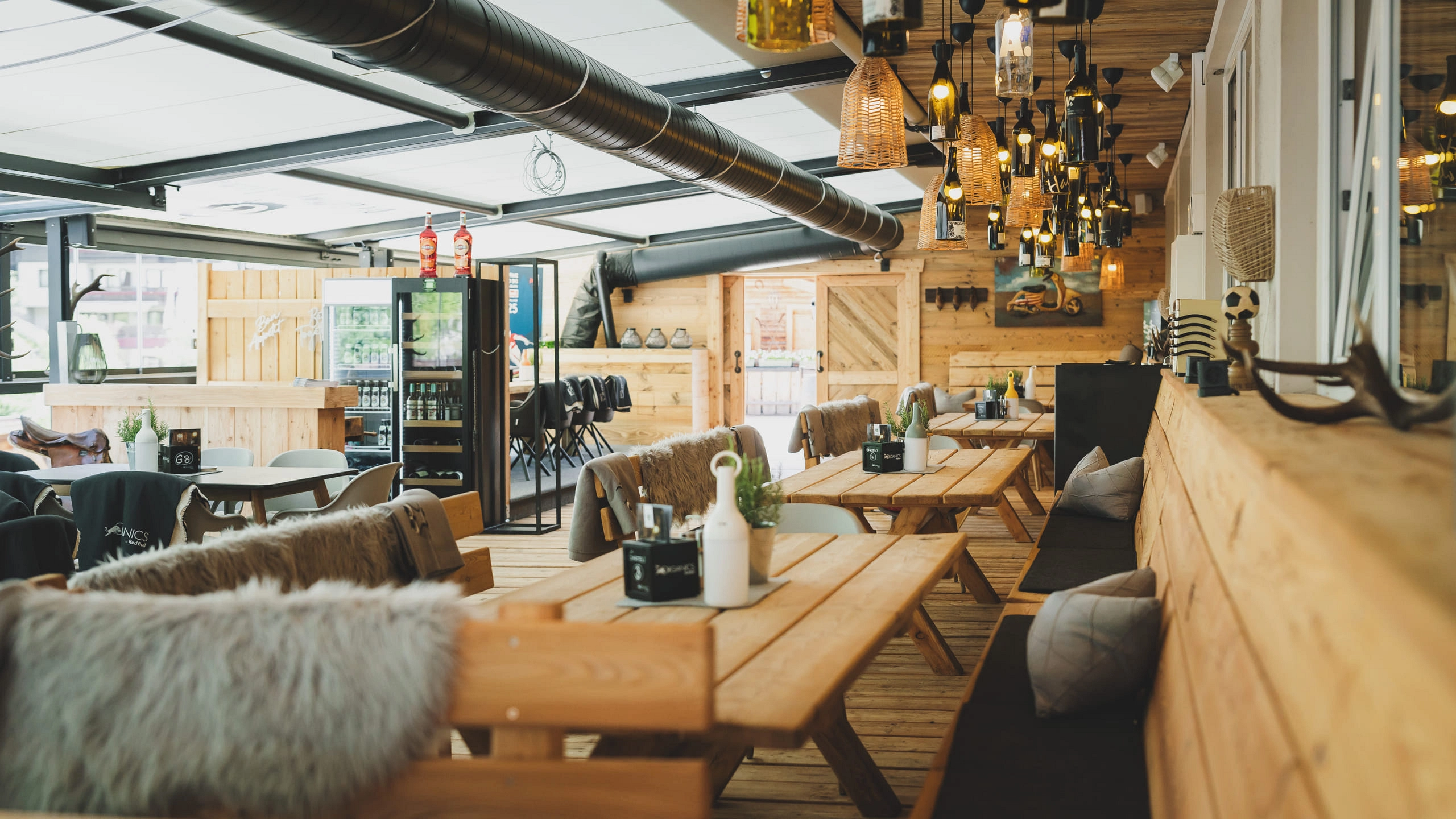 Gemütliches Interieur eines modernen Cafés mit Holztischen und Dekor