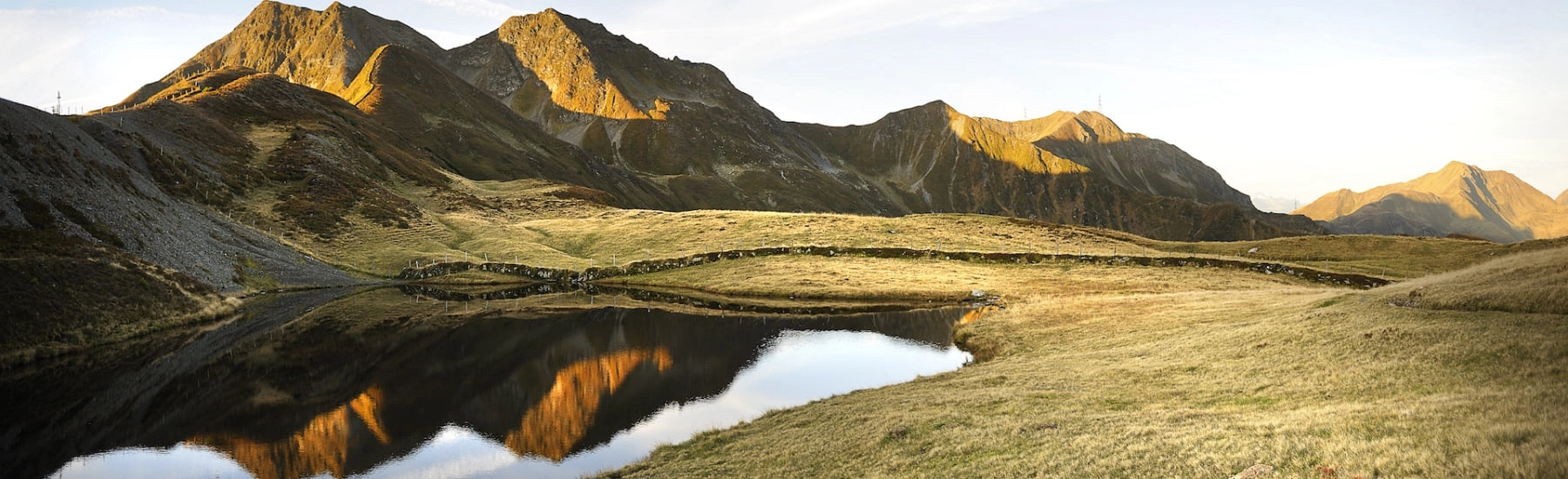 Landschaft mit Bergen und einem spiegelnden See in Saalbach Hinterglemm