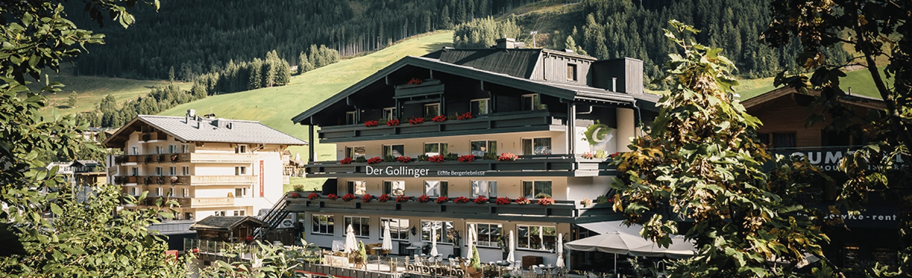 Außenansicht des Gollinger Hofs im Sommer.